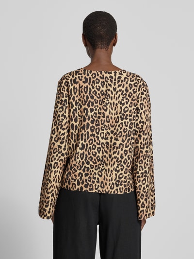 Männermodel trägt Bluse mit Kimonoärmeln und Schnürung Modell 'PRISILLA' von Vila, wzór panterki, krój regular fit, Ganzkörperansicht Rückansicht