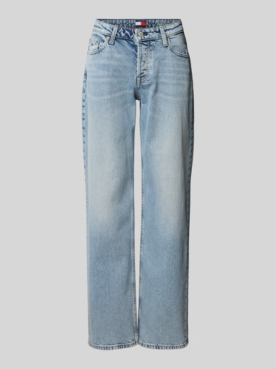 Produktfoto, Straight Fit Jeans aus Baumwoll-Mix Modell 'SOPHIE' von Tommy Jeans w stylizowanej na denim optyce, krój straight fit, naszywka z logo, wyhaftowane logo, zapięcie na guzik i ukryta listwa guzikowa, 5 kieszeni, wykończenie materiału splot twill, mieszanka bawełny, jasnoniebieski odcień, proste nogawki, gładka faktura