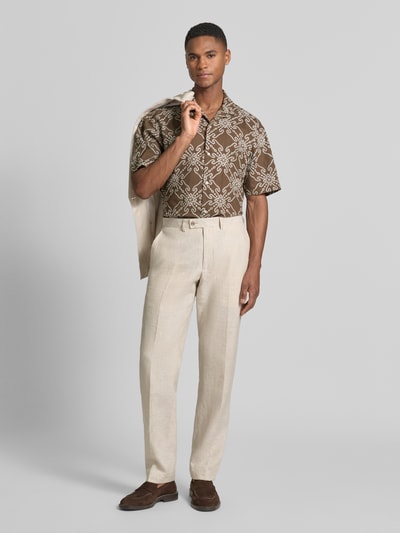 Mannenmodel draagt Regular Fit vrijetijdsoverhemd uit mix van linnen en katoen van MCNEAL in bruin met wit stitchingmotief, reverskraag, 1/2-mouwen, gecombineerd met lichte broek, ruglengte bij maat M 71 cm, schouderbreedte bij maat M 46 cm, mouwlengte bij maat M 26 cm, kleuren bruin en beige, textuur glad en licht, geometrisch patroon, volledige lichaamsvoorzijde.