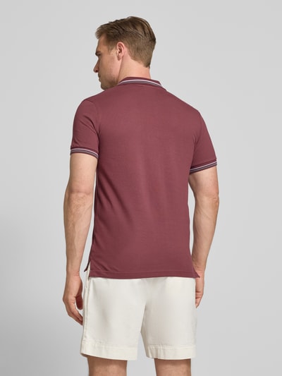 Männermodel trägt Slim Fit Poloshirt mit Kontraststreifen von Geox aus mieszanka bawełny, kołnierzyk polo, krój slim fit, listwa guzikowa, paski w kontrastowym kolorze, długość tyłu w rozmiarze M: 69 cm, Ganzkörperansicht Rückansicht