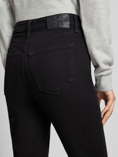 Vrouwenmodel draagt zwarte Skinny Fit Bootcut Jeans aus Baumwoll-Mix van Calvin Klein Jeans, denimlook, labelpatch, 5-pocketmodel, twill, katoenmix, detailopname rugaanzicht