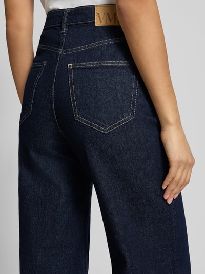 Kobiece modelka nosi Wide Leg Jeans aus Baumwoll-Mix Modell 'TESSA' od Vero Moda w ciemnoniebieskim denimie, detal tylu, zbliżenie. 
