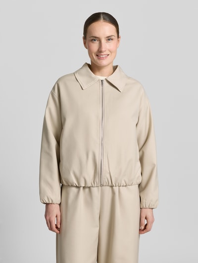 Frauenmodel trägt Regular Fit Blouson aus Viskose-Mix Modell 'TOSCA' von VILLA SOPHIE, Optik: Unifarben, Ganzkörperansicht von vorne.