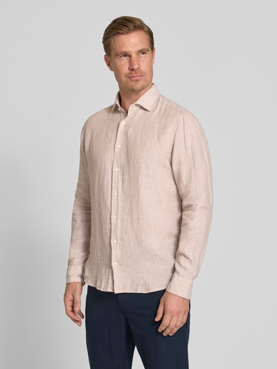 Männermodel trägt Regular Fit Business-Hemd aus Leinen mit Kentkragen von SEIDENSTICKER, helle Beige-Töne, leicht strukturierte Oberfläche, Knopfleiste, Ganzkörperansicht von vorne, Rückenlänge 79 cm, Schulterbreite 46 cm, Ärmellänge 67 cm bei Größe 40.
