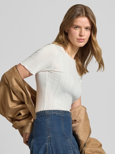 Frauenmodel trägt Slim Fit T-Shirt aus Baumwoll-Mix Modell 'TENNA' von ONLY, Optik: Unifarben, Frill-Abschlüsse, Nahaufnahme Oberkörper