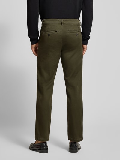 Männermodel trägt olivgrüne Straight Fit Chino aus Baumwoll-Mix Modell 'Miles' von Selected, Herren Chino, Ganzkörperansicht Rückansicht.