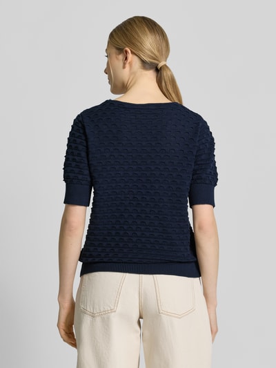 Vrouwenmodel draagt Strickpullover mit 1/2-Arm Modell 'Dodo' van FREE/QUENT in donkerblauw met structuurpatroon, regular fit, pure katoen, ruglengte 60 cm bij maat S, achteraanzicht volledige lichaamsopname.