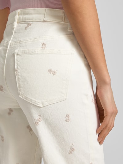 Frauenmodel trägt Straight Leg Jeans mit Embroidery und Fransenkante von Christian Berg Woman in Weiß mit rosa Stickerei, Nahaufnahme Rückansicht. Baumwoll-Mix mit Stretch-Anteil, 5-Pocket-Design sichtbar.