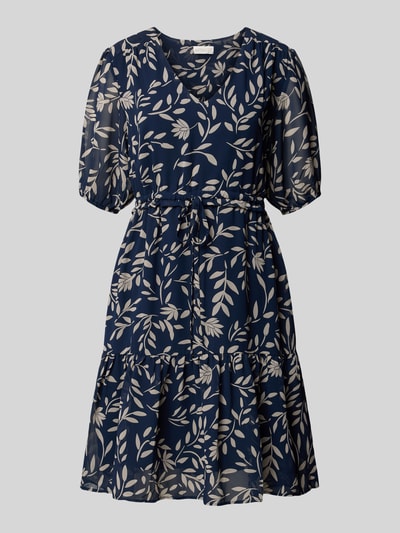 Produktfoto, Knielanges Kleid mit Kordelzug an der Taille von Apricot w granatowym kolorze z jasnym liściastym wzorem, taliowany fason, dekolt w serek, zakończenia rękawów elastyczne, rękaw o dł. 1/2, wiązanie w talii, dół obszyty falbaną, długość tyłu w rozmiarze S: 93 cm, szerokość w rozmiarze S: 43 cm, długość rękawów w rozmiarze S: 30 cm