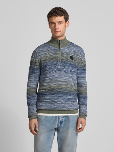 Männermodel trägt Strickpullover mit gerippten Abschlüssen von PME Legend aus reiner Baumwolle im Regular-Fit, Stehkragen, Label-Detail, Ganzkörperansicht von vorne.