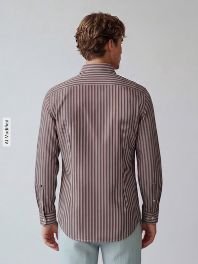 Männermodel trägt Slim Fit Businesshemd aus reiner Baumwolle Modell 'New Kent' von Seidensticker, braun gestreift, Ganzkörperansicht Rückansicht, Herren Businesshemd von Seidensticker