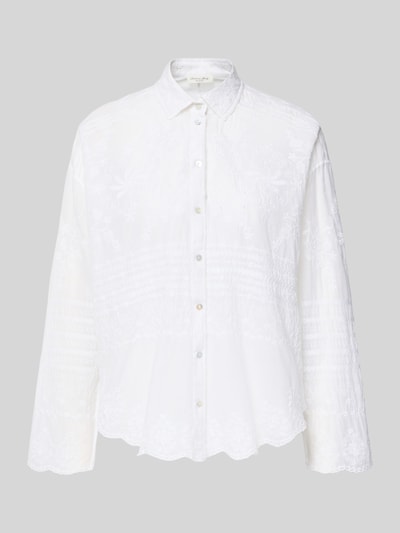 Produktfoto, Regular Fit Hemdbluse mit floralem Allover-Stitching von Christian Berg Woman in Weiß, Reine Baumwolle, Hemdblusenkragen, Langärmeliges Design, durchgängige Knopfleiste, textile Struktur dezent sichtbar