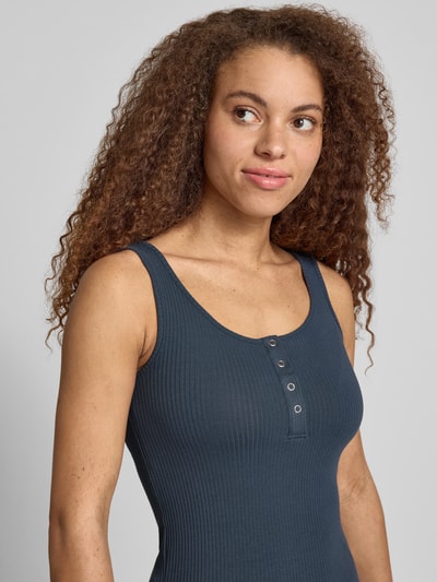 Frauenmodel trägt Slim Fit Tank Top aus Bio-Baumwoll-Mix Modell 'KITTE' von Pieces, Optik: Unifarben, Knopf-Detail, Ripp-Struktur, breite Träger, Henley-Ausschnitt, Materialverarbeitung: Ripp, Farbe dunkelblau, Ganzkörperansicht von vorne.
