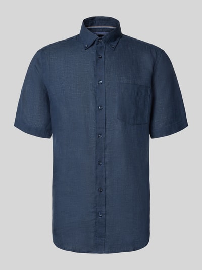 Produktfoto, Regular Fit Freizeithemd aus Leinen von Christian Berg Men in Dunkelblau, Kurzarm, Button-Down-Kragen, glatte Textur