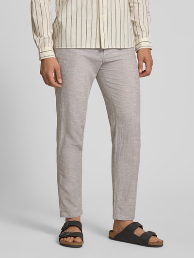 Mannenmodel draagt Tapered Fit broek met steekzakken model 'STACE' van Jack & Jones, materiaalmix met katoen, tapered fit, binnenbeenlengte 77 cm, bandwijdte 45 cm, voorkant detailopname.