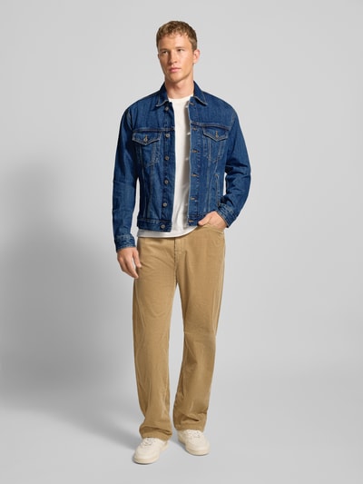 Mannenmodel draagt Regular Fit Jeansjacke aus reiner Baumwolle van Pepe Jeans in gemêleerde look, contrastnaden, platte kraag, knoopsluiting, labelpatch, steekzakken, denim van puur katoen, voorkant volledige lichaamsaanzicht.