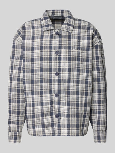 Produktfoto, Relaxed Fit Freizeithemd mit Kentkragen und Label-Stitching von Pegador, Strukturmuster in Blau und Creme, Hemden Kontext