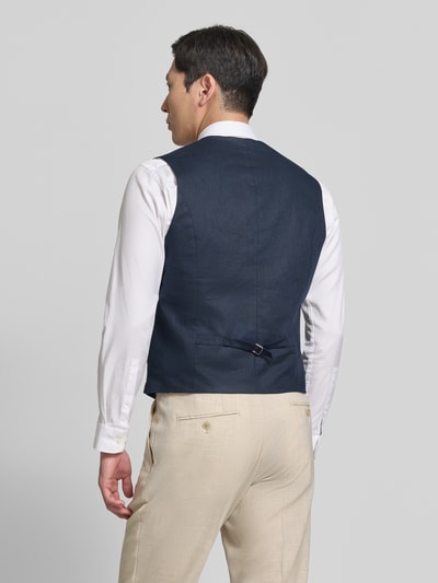 Männermodel trägt Weste aus Leinen-Baumwoll-Mix mit Paspeltaschen von MCNEAL, navy, Regular-Fit, Rückenlänge 59 cm, Ganzkörperansicht Rückansicht.