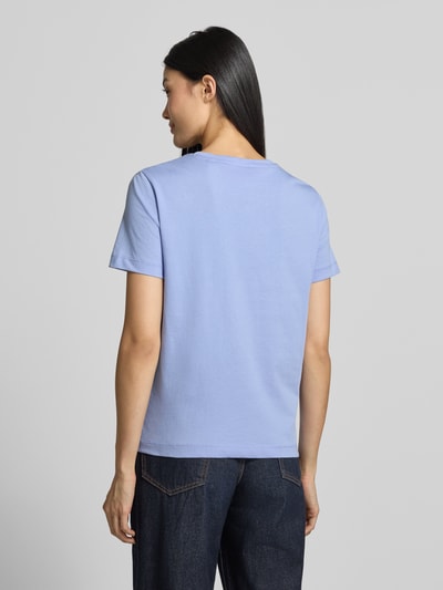 Vrouwenmodel draagt Regular Fit T-Shirt uit puur katoen van GANT in lichtblauw, korte mouwen, effen structuur, dames t-shirt, volledige rugaanzicht.
