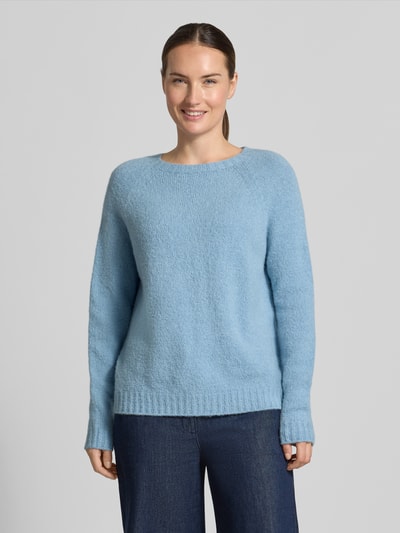 Frauenmodel trägt hellblauen Regular Fit Pullover aus Alpaka-Mix Modell 'GHIACCI' von Max Mara, Damen Pullover von Weekend Max Mara, Ganzkörperansicht von vorne.