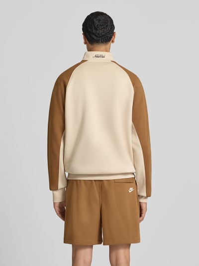 Mannenmodel draagt Relaxed Fit Sweatshirt uit katoenmix van Nike in beige en bruin, gladde textuur, heren sweatshirt, geheel van achteren