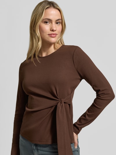 Vrouwenmodel draagt bruin shirt met lange mouwen met knoopdetail, Model 'RIMONICA' van b.young, slim fit, ronde hals, ruglengte 52 cm bij maat S, Nahaufnahme Oberkörper.