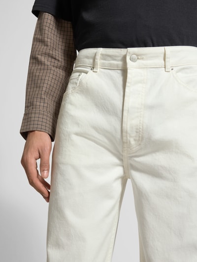 Männermodel trägt Straight Fit Jeans in 5-Pocket-Design von Officine Générale, Reine Baumwolle, Knopf- und Reißverschluss, Nahaufnahme Oberkörper.