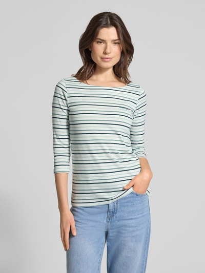 Modelka kobieca nosi Regular Fit 3/4-Shirt aus Baumwoll-Mix od Tom Tailor, w paski, napis, bawełniana mieszanka, ujęcie całej sylwetki z przodu.