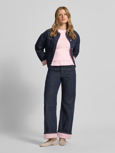 Frauenmodel trägt Longsleeve mit Rüschen Modell 'Mariella' von OH APRIL in Rosa, Baumwoll-Viskose-Mix, Körpernaher-Schnitt, Rundhalsausschnitt, Logo-Stitching, Rückenlänge bei Größe S: 54 cm, Ganzkörperansicht von vorne.