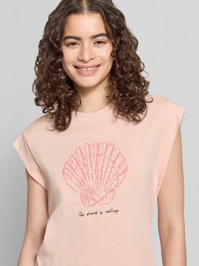 Frauenmodel trägt Regular Fit T-Shirt aus reiner Baumwolle Modell 'SHELINA' von Only, Optik: Unifarben, Stickerei, Zierperlen, Rundhals, Kurzarm, Ganzkörperansicht von vorne.