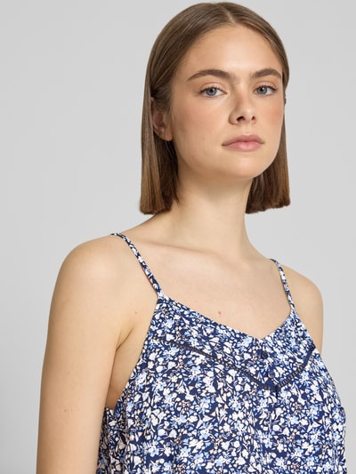 Frauenmodel trägt Regular Fit Blusentop aus reiner Viskose Modell 'NALA LIFE' von Only mit Allover-Muster, Nahaufnahme Oberkörper.