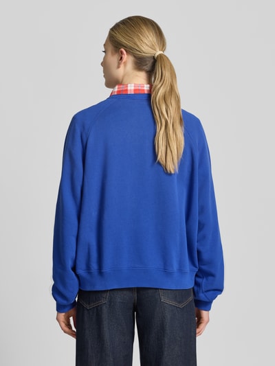 Frauenmodel trägt Regular Fit Sweatshirt aus Baumwoll-Mix von Polo Ralph Lauren in Unifarben, langarm, gerippte Abschlüsse, Ganzkörperansicht Rückansicht.