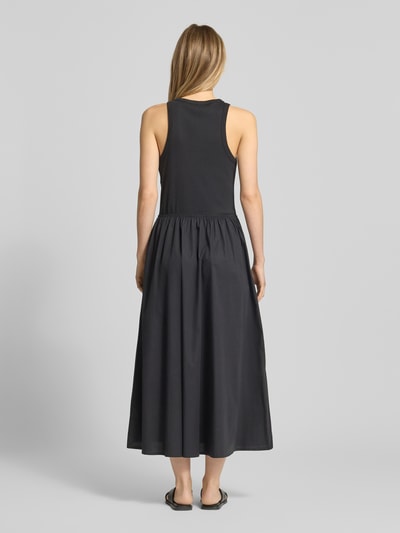 Frauenmodel trägt A-Linie Freizeitkleid aus reiner Baumwolle von Tommy Hilfiger in Optik: Unifarben, Maxi-Länge, Baumwolle-Mix, Ganzkörperansicht Rückansicht.