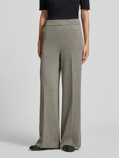 Frauenmodel trägt Wide Leg Hose mit Bügelfalten von MORE & MORE im Allover-Look, Material-Mix mit Viskose-Anteil, Nahaufnahme Oberkörper.