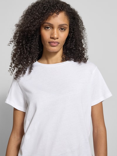 Vrouwenmodel draagt T-shirt uit biologisch katoen van MARC O’POLO, recht model, ronde hals, logo op de achterkant, dames, Nahaufnahme bovenlichaam. Ruglengte maat S: 58 cm.
