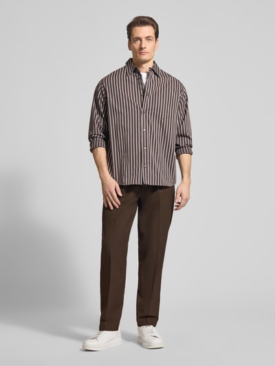 Männermodel trägt Regular Fit Chino mit Viskose-Anteil von Selected Homme, braun, Optik: Unifarben, Materialverarbeitung: Twill, Ganzkörperansicht von vorne.