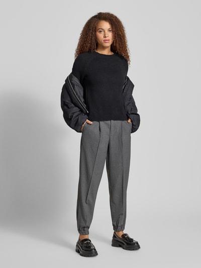 Kobiece model prezentuje Tapered Cargohose mit Viskose-Anteil von Marc O'Polo Denim, szare, cienka struktura, drobne paski, boczne kieszenie, elastyczne nogawki, widok całej sylwetki z przodu.