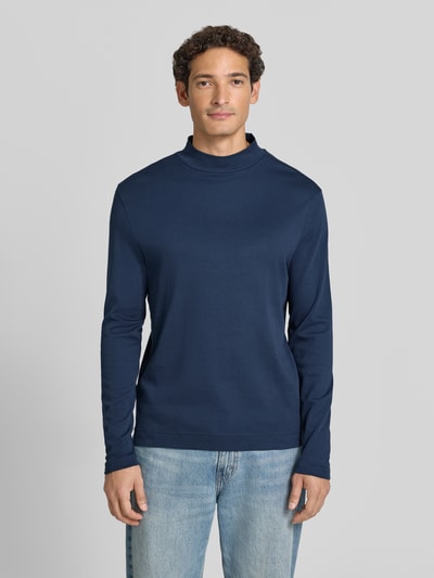 Männermodel trägt Regular Fit Longsleeve aus reiner Baumwolle mit Stehkragen von Christian Berg Men, dunkelblau, Ganzkörperansicht von vorne. Rückenlänge bei Größe M 65 cm, elastische Abschlüsse.