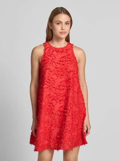 Frauenmodel trägt Minikleid mit Fransen Modell 'PARIA' von YAS in Rot, Gerader-Schnitt, Rundhalsausschnitt, Textur mit Fransendetails, Rückenlänge bei Größe 36: 80 cm, Brustweite bei Größe 36: 24 cm, Ganzkörperansicht von vorne.