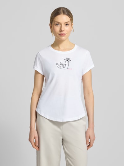 Frauenmodel trägt T-Shirt mit Label-Print Modell 'DEBRA4' von FIRE + ICE aus reiner Baumwolle, Regular-Fit, Rundhalsausschnitt, Weiß, Ganzkörperansicht von vorne.