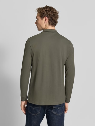 Männermodel trägt Slim Fit Poloshirt mit Reißverschluss von Christian Berg Men in Olivgrün, reine Baumwolle, Longsleeve, Ganzkörperansicht Rückansicht.