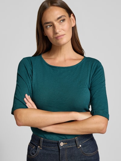 Frauenmodel trägt Damen T-Shirt mit U-Boot-Ausschnitt von Christian Berg Woman, Reine Baumwolle, Regular-Fit, meliertes Design, Nahaufnahme Oberkörper.
