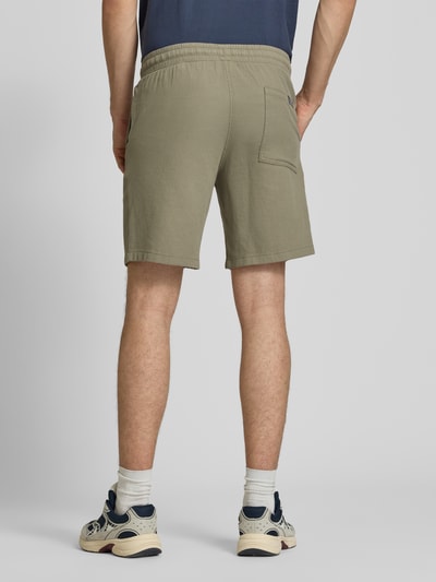 Männermodel trägt Shorts mit Strukturmuster Modell 'JAIDEN' von Jack & Jones, Reine Baumwolle, Regular-Fit, Elastischer Bund, Tunnelzug, Ganzkörperansicht Rückansicht.