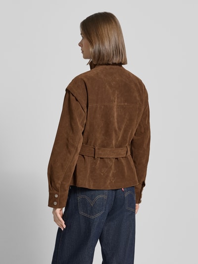 Vrouwenmodel draagt Jacke in Leder-Optik Modell 'HARPER' van Topshop, mix van viscose en katoen, regular fit, opstaande kraag, strikceintuur, ruglengte maat S 62 cm, schouderbreedte 52 cm, borstwijdte 54 cm, mouwlengte 58 cm, bruin, leerlook textuur, Ganzkörperansicht Rückansicht.