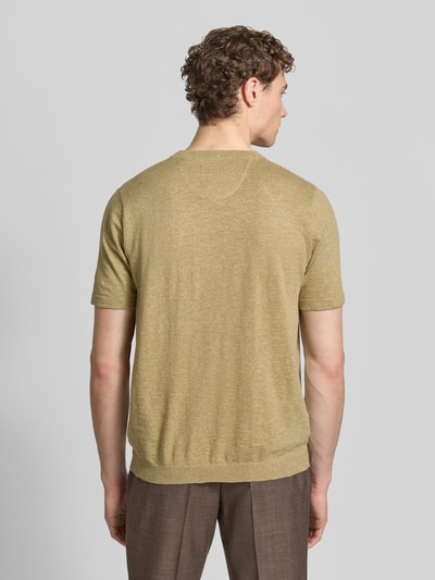 Männermodel trägt Regular Fit T-Shirt mit Leinen-Anteil in Strick-Optik von Fynch-Hatton in Beige, Rückenlänge 70 cm, Ganzkörperansicht Rückansicht.