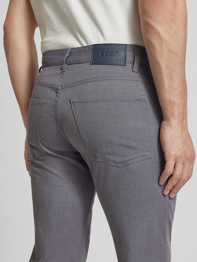 Mężczyzna nosi Regular Fit Hose aus Baumwoll-Mix Modell 'H-RE.MAINE5' von BOSS, efekt: jednolity kolor, krój regular fit, średni stan, naszywka z logo, szlufki na pasek, zapięcie na haczyk, guzik i ukryty zamek błyskawiczny, boczne wpuszczane kieszenie, kieszenie z tyłu, wykończenie: tkana faktura, mieszanka bawełny, zdjęcie detaliczne tylnej części spodni, perspektywa od tyłu