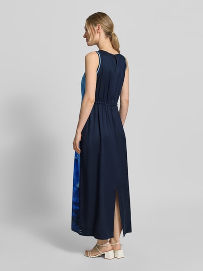 Frauenmodel trägt Maxikleid aus reinem Lyocell mit Allover-Foto-Print von Marc Cain in Dunkelblau mit Taillierter Passform, Rundhalsausschnitt und Ärmelloses-Design, Rückenlänge bei Größe 36: 134 cm, Brustweite: 47 cm, Ganzkörperansicht Rückansicht.