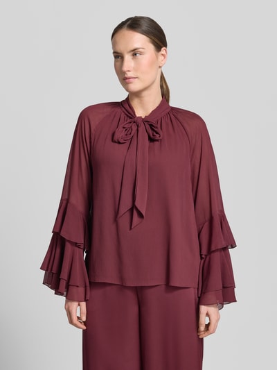 Frauenmodel trägt Schluppenbluse mit Volantärmeln von V by Vera Mont in Weinrot, Chiffon, Regular Fit, Ganzkörperansicht von vorne.