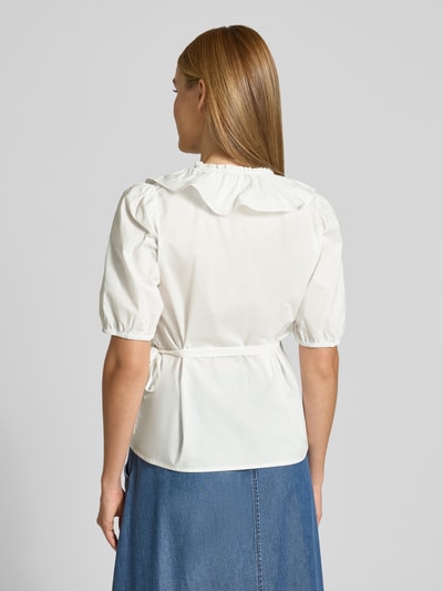 Vrouwenmodel draagt Wickelbluse met Rüschen Modell 'Malay' van FREE/QUENT in wit, rechte fit, halve mouw, rugaanzicht.