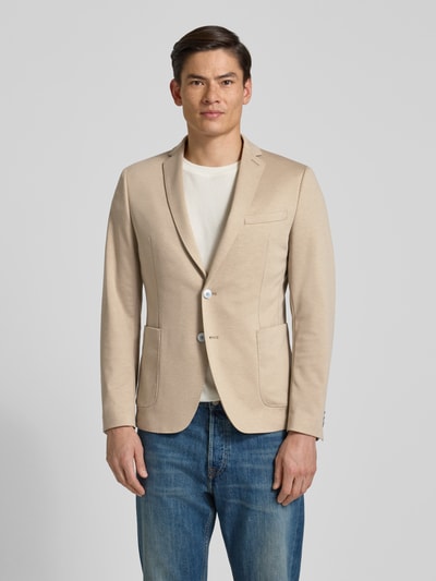 Männermodel trägt 2-Knopf-Sakko mit Viskose-Anteil von s.Oliver BLACK LABEL, Unifarbenes-Design, Material-Mix, Regular-Fit, Ganzkörperansicht von vorne.